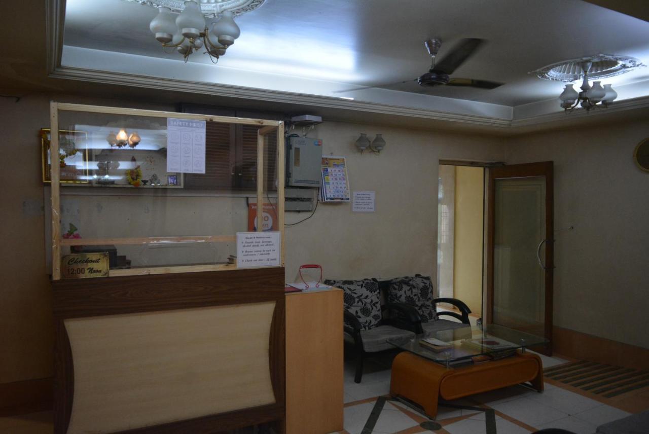 Hotel Poonam エクステリア 写真