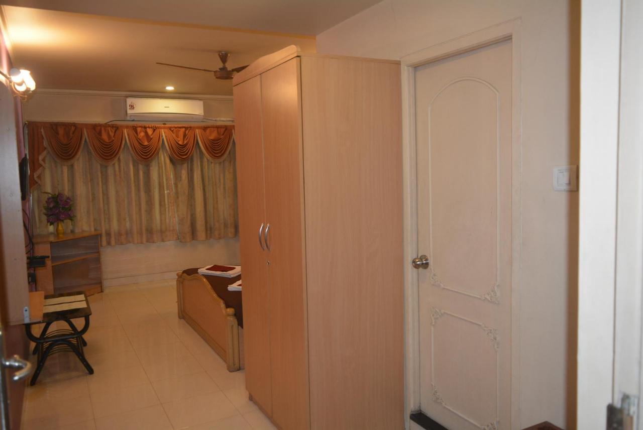 Hotel Poonam エクステリア 写真