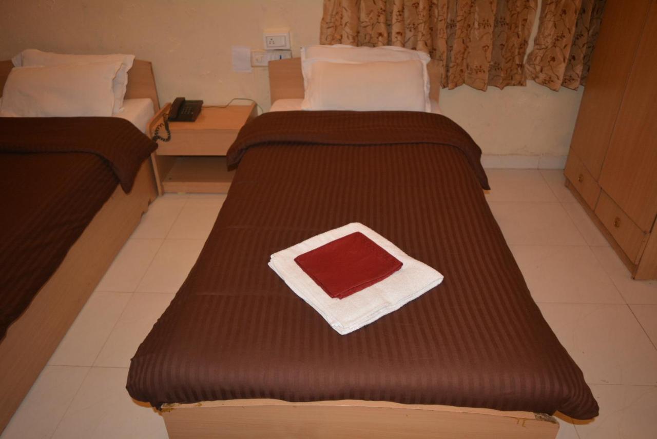 Hotel Poonam エクステリア 写真