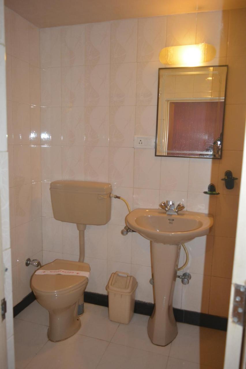 Hotel Poonam エクステリア 写真