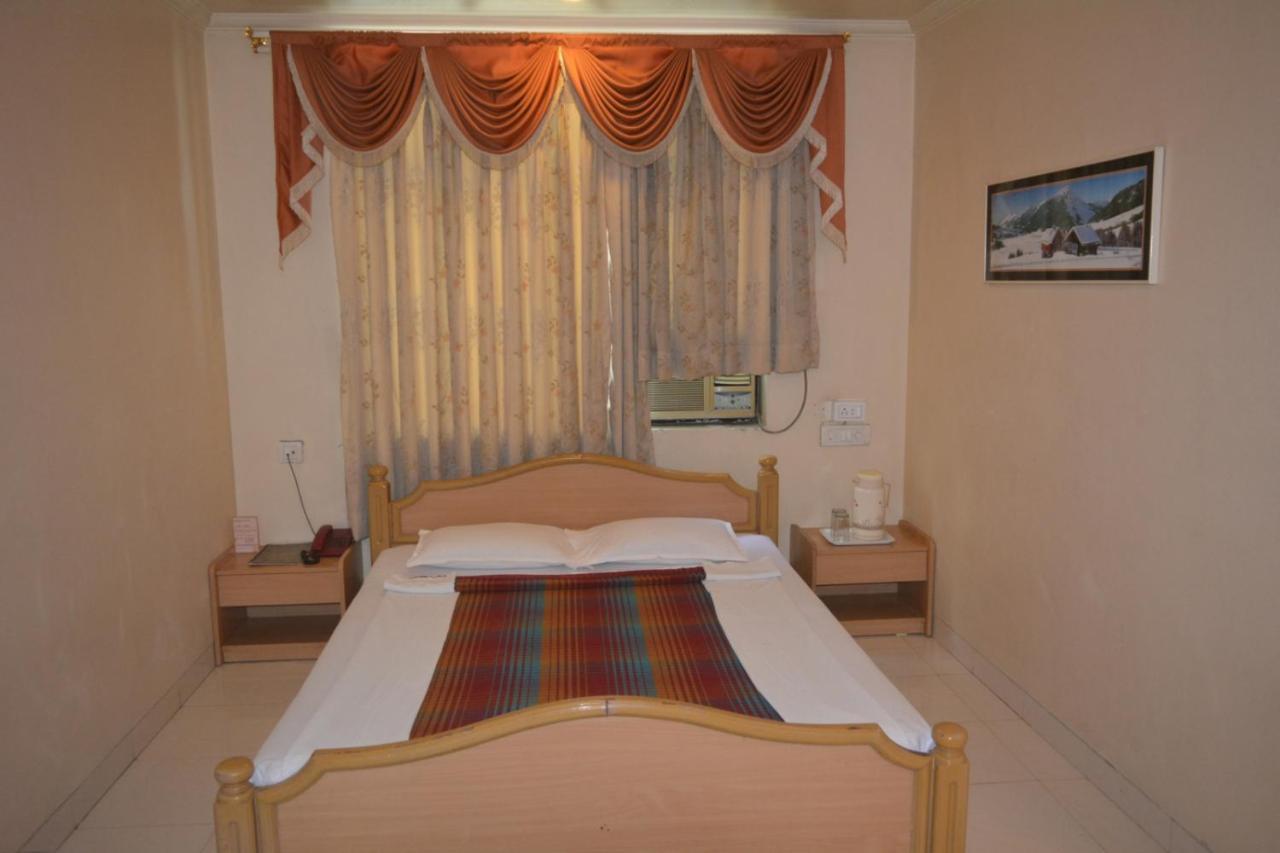 Hotel Poonam エクステリア 写真